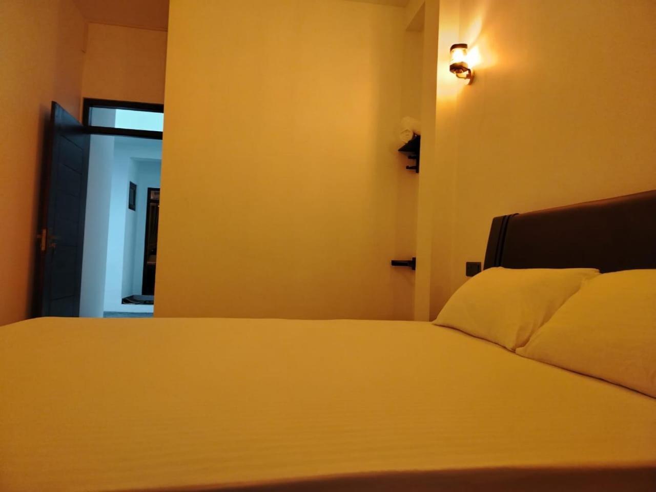 Diora Hotel Ratnapura Dış mekan fotoğraf