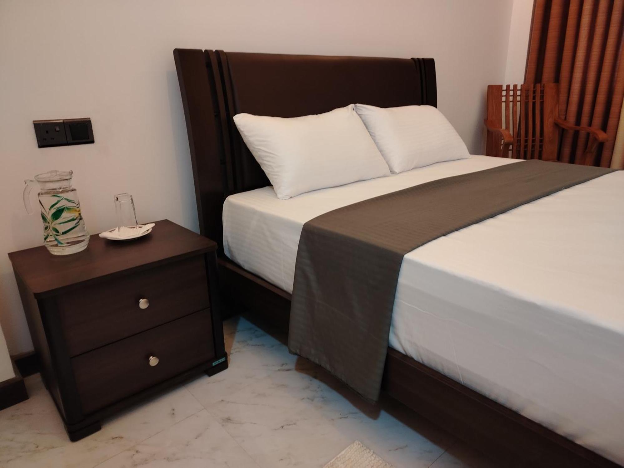 Diora Hotel Ratnapura Dış mekan fotoğraf