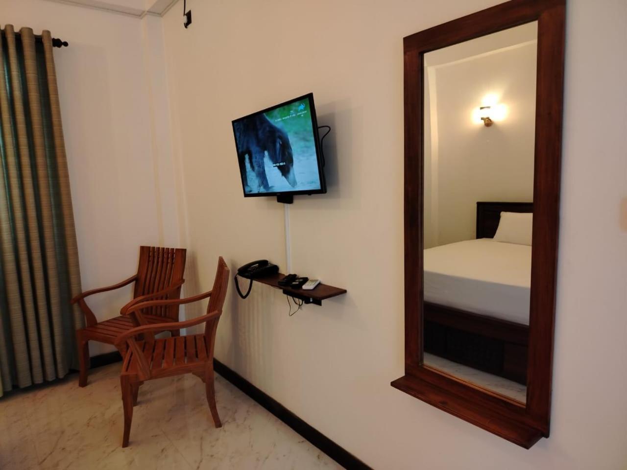 Diora Hotel Ratnapura Dış mekan fotoğraf