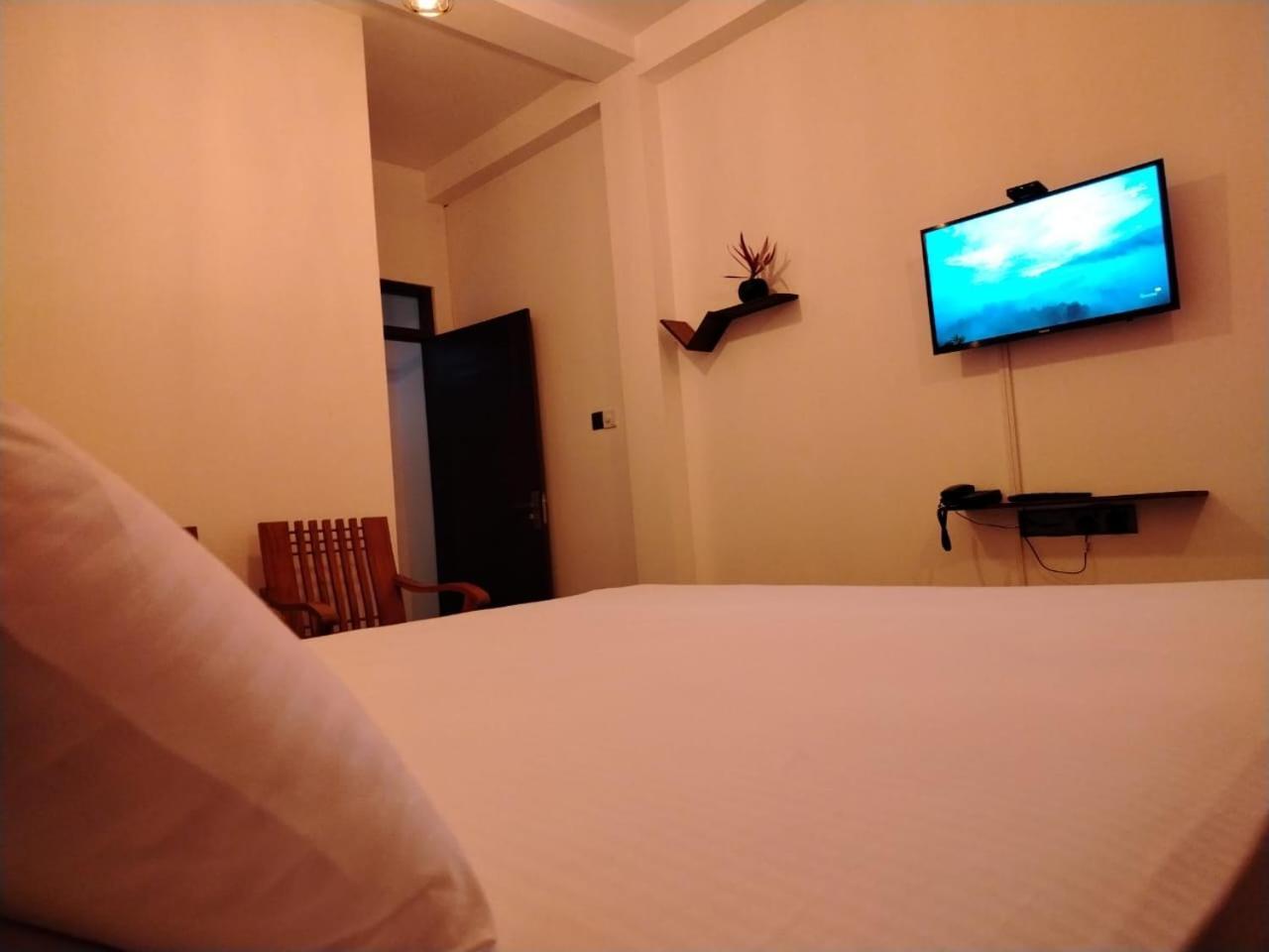 Diora Hotel Ratnapura Dış mekan fotoğraf